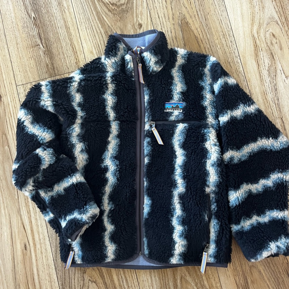 Patagonia retro jacket / retro blue swirling earth / worn once